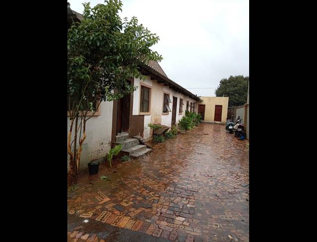 7 BEDROOM APARTMENT FOR SALE IN PROTEA GLEN